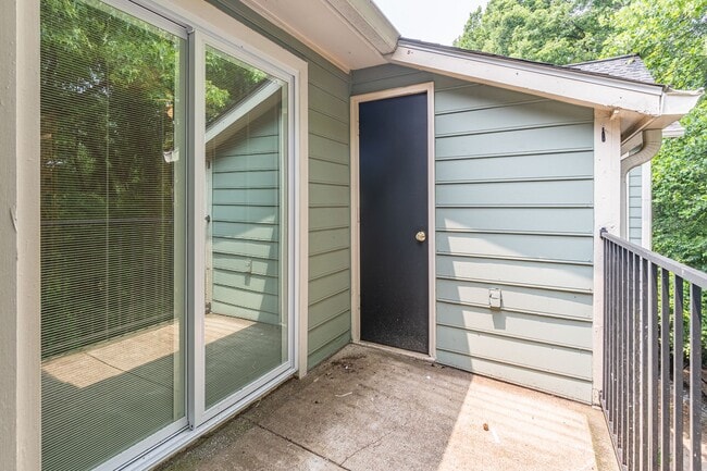 Building Photo - Welcome to this charming 2 bedroom, 2 bath...