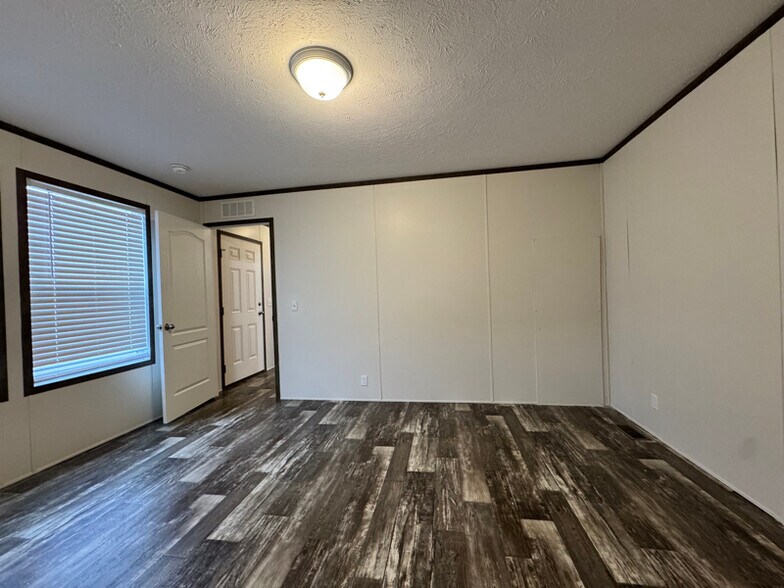 Building Photo - 16152 Notre Dame St