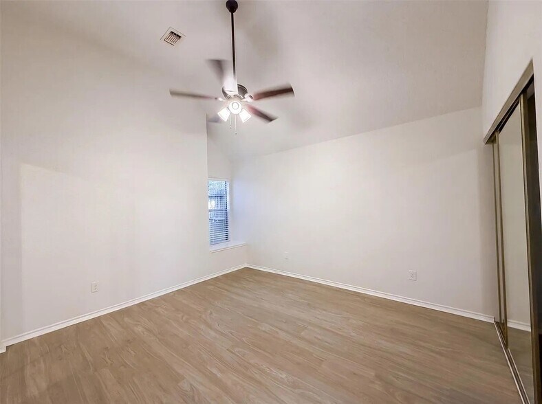Building Photo - 11827 Meadowchase Dr