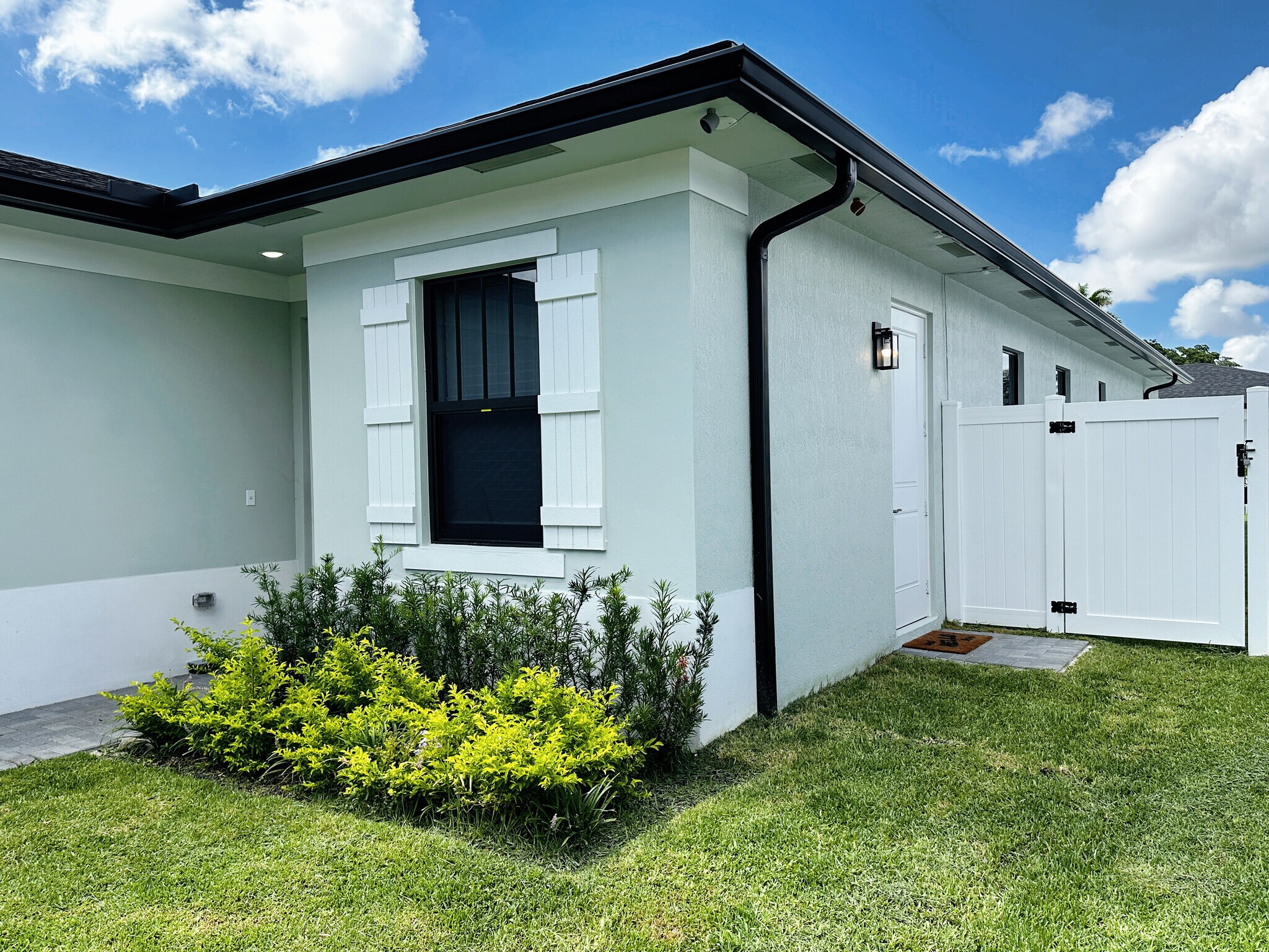 Private entrance to right - 4730 Marguerita Dr