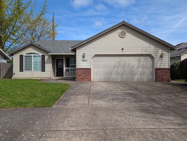 Building Photo - Great 3 Bedroom, 2-Bath Home With 2 Separate Living Rooms!