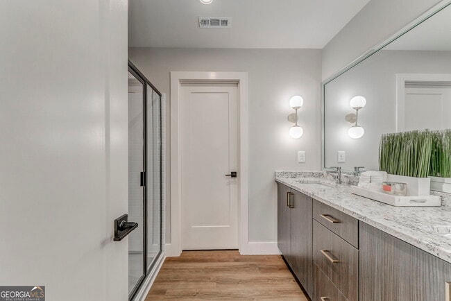 Building Photo - 79 Chateau Dr SE