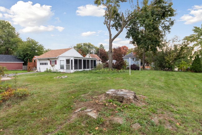 Building Photo - 629 St Clair Ave