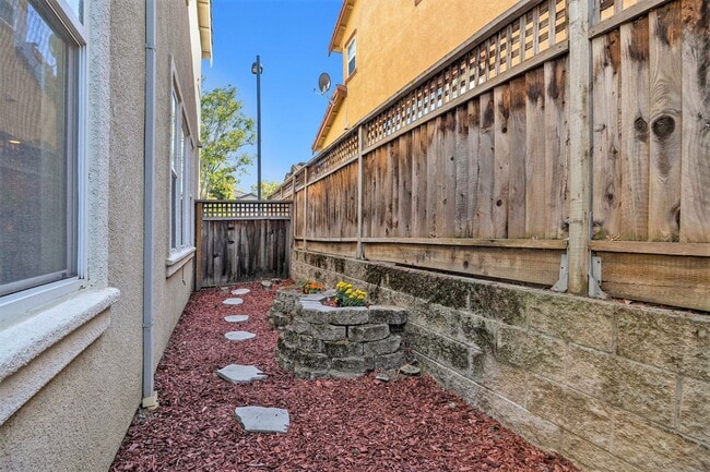 Building Photo - Beautiful and Move-In Ready, 4BD/2.5BA, Tw...