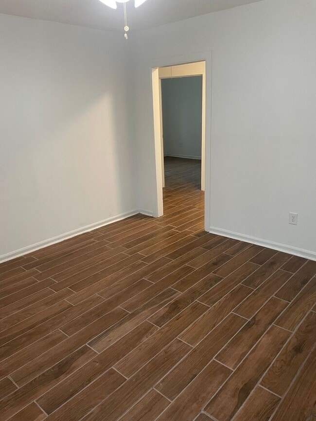 Building Photo - Well Maintained 2 Bedroom