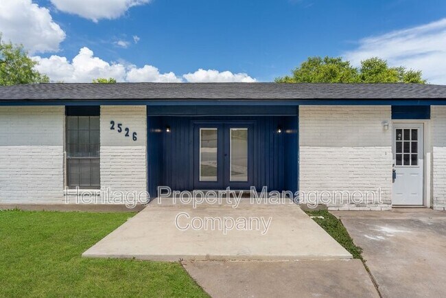 Building Photo - 2526 Town Briar St