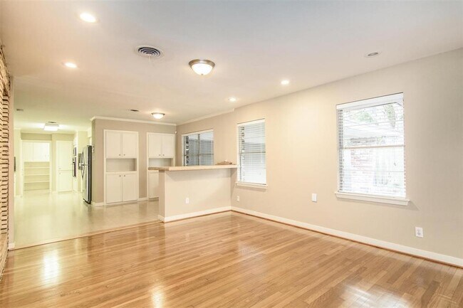 Building Photo - 9115 Highcrest Dr
