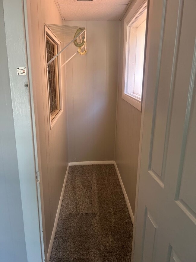 Building Photo - Large 4 bedroom 2 bath home with fenced in...