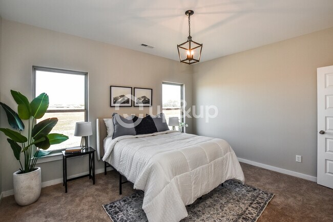 Building Photo - Fantastic 4bd/2ba home! Let yourself in!