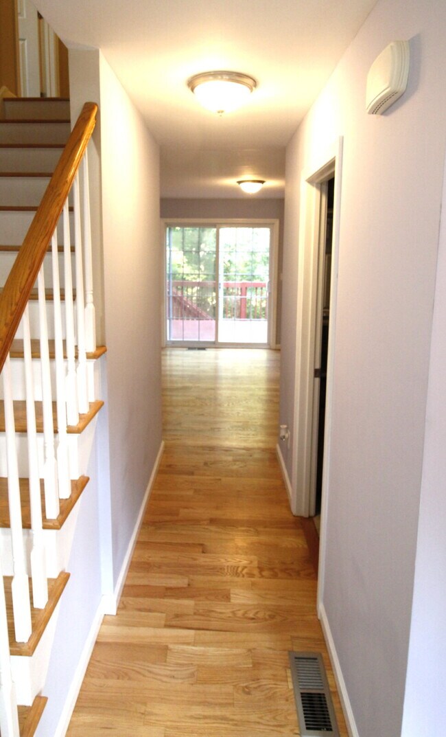 Building Photo - Privacy, Space, and Modern Comfort in Salem