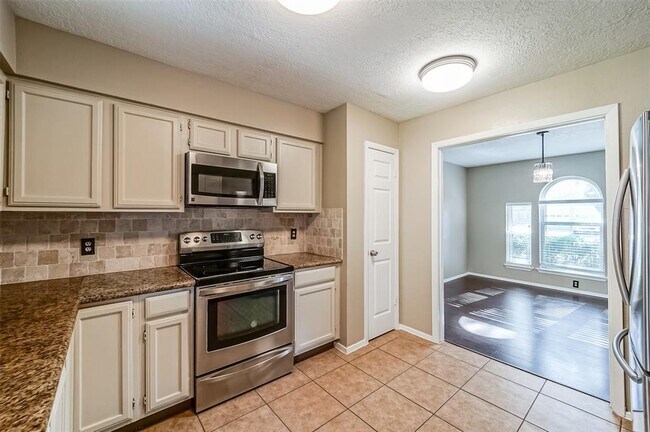 Building Photo - 1309 Oak Hollow Dr