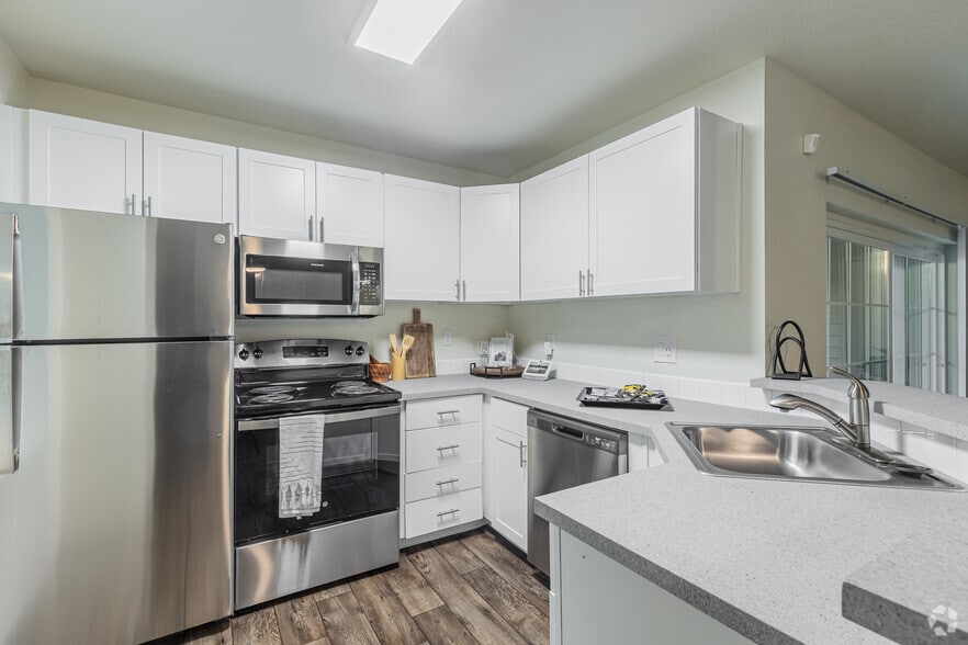 2BR, 2BA - 1062SF - Kitchen - Autumn Chase