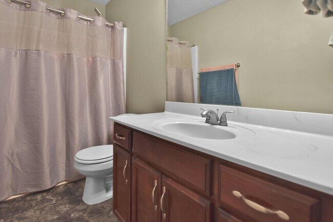 Building Photo - Pet Friendly Three Bedroom with Bonus!