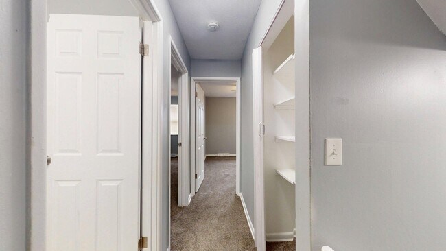 Building Photo - Elyria - updated 2 bedroom/1 bath townhouse.