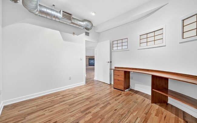 Building Photo - Stunning 3 bedroom Loft