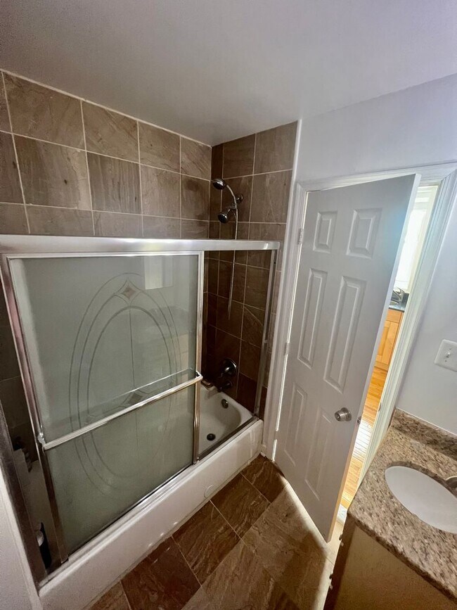 Building Photo - Charming 1-Bedroom in Eckington, DC – Prim...