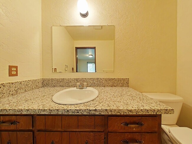 Building Photo - House ~ Close to Timberhill ~ Pet Friendly