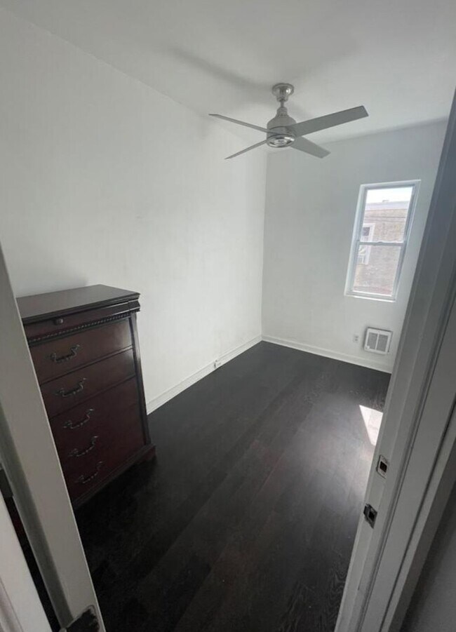 Building Photo - All Utilities INCLUDED - 6 Rooms for Rent - $450/mo -$800/mo