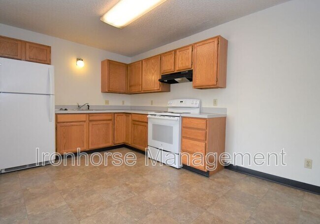 Building Photo - 809 W Villard St