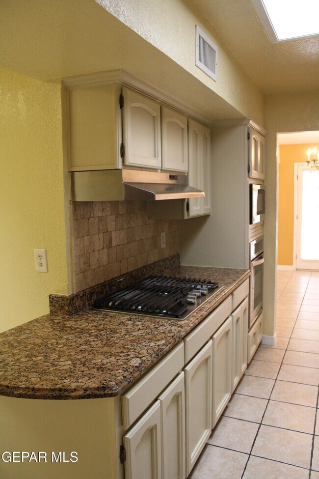 Building Photo - 1743 Lomaland Dr