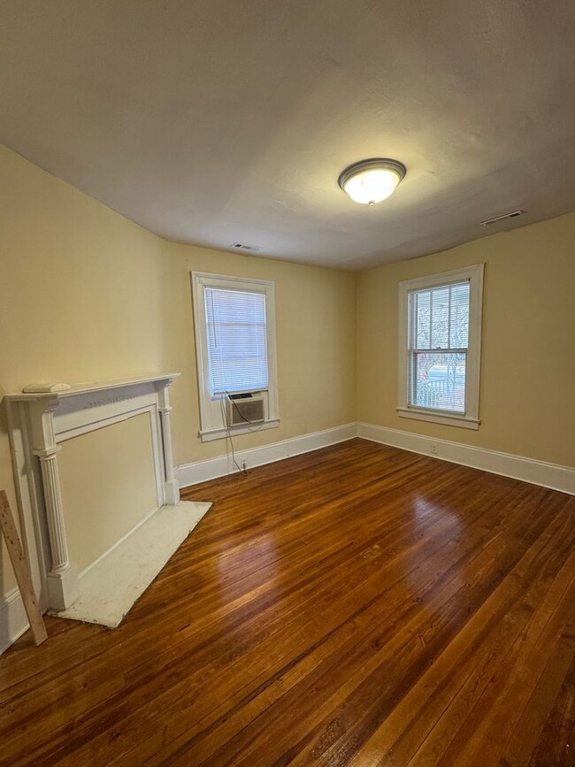 Building Photo - 1 Bedroom House on Oberlin Rd. in Raleigh