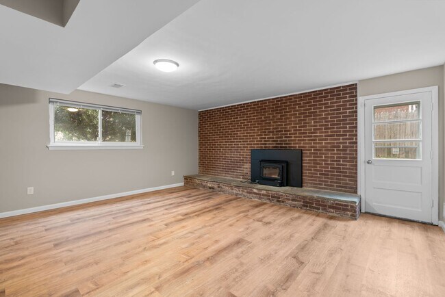 Building Photo - 4 Bed 3 Bath - Takoma Park Split Level - Move In Ready