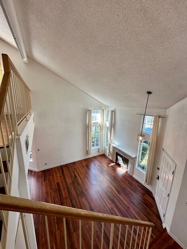 Building Photo - NEWARK GEM! 2 Bedroom 2 bath !