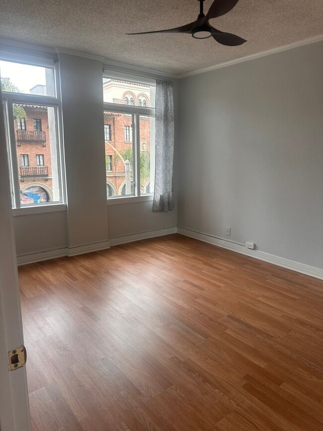 Building Photo - Charming 1 Bed in Historic Lafayette Build...