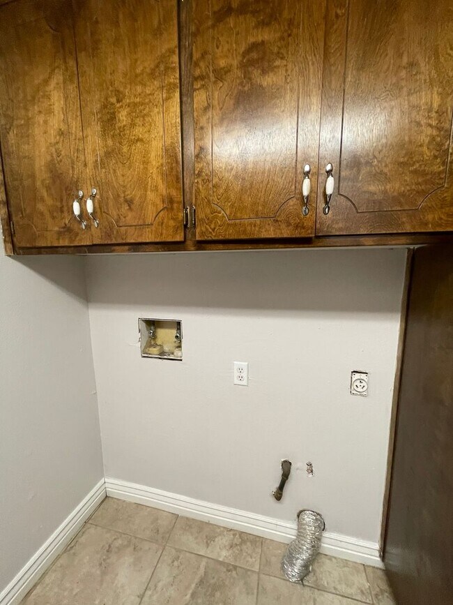Building Photo - Spacious home in Tulare coming soon!