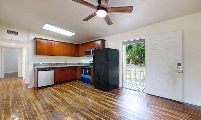 Building Photo - "Cozy 3-Bedroom Gem with a Gated Private B...