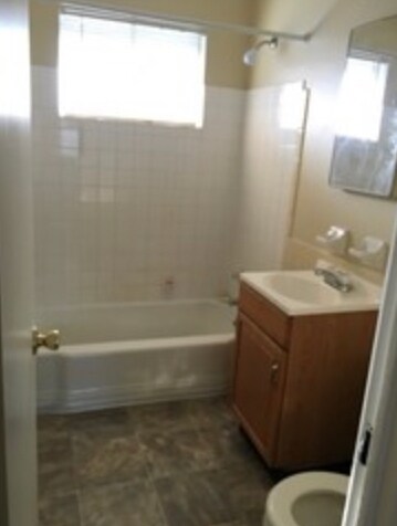 Bath - 1513 W 23rd Ter