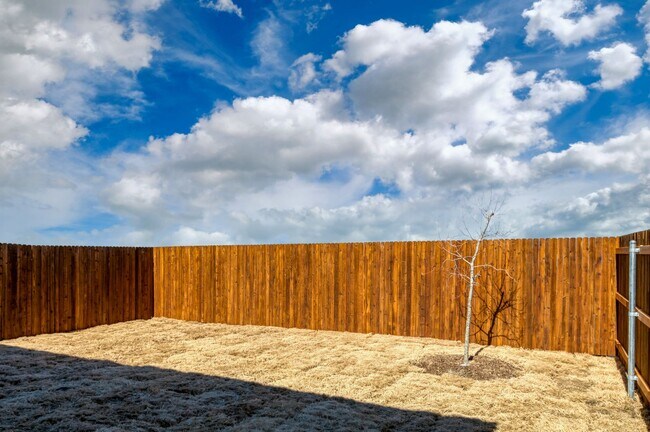 Building Photo - GORGEOUS 3 BEDROOM DUPLEX LOCATED IN MIDLO...