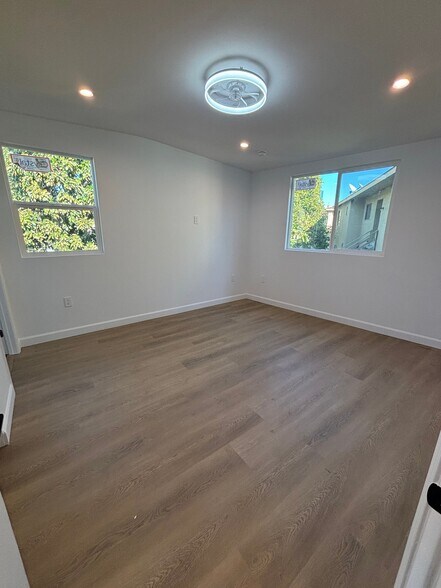 Building Photo - 2280 S Barrington Ave