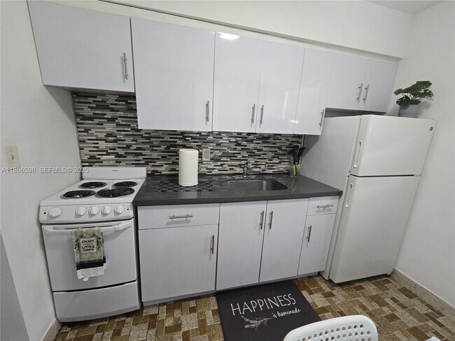 Building Photo - 2305 Monroe St