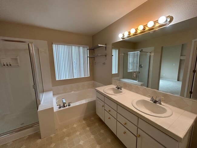 Building Photo - 4 Bed 3.5 Bath