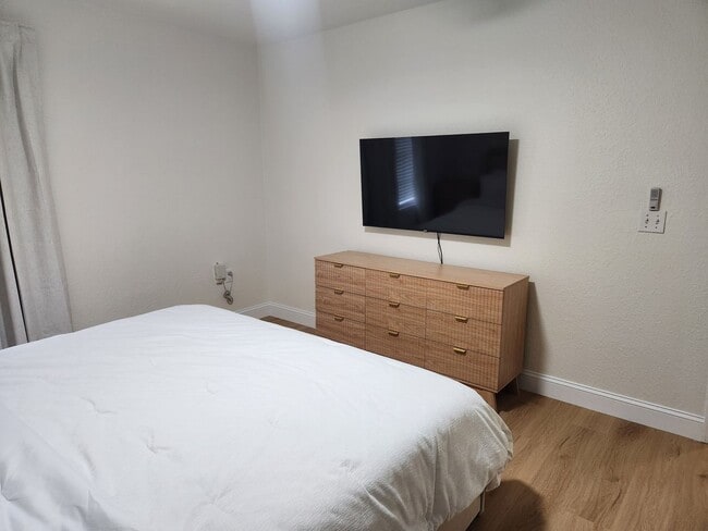 Building Photo - 8926 Manor Loop