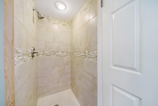 Building Photo - 243 Bay Colony Dr N