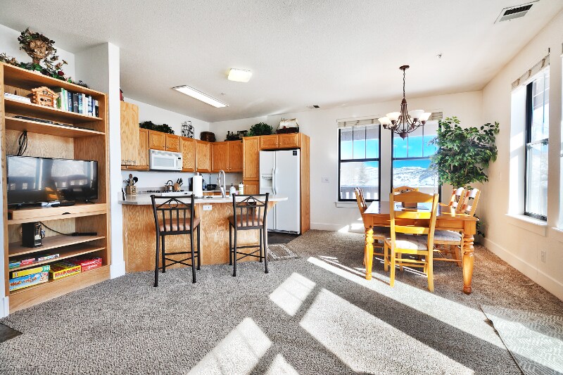 Building Photo - 8371 Meadowview Dr