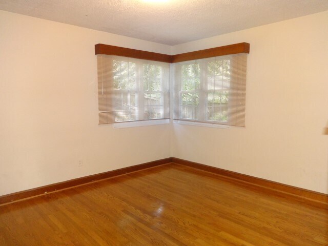 Building Photo - NICE  3BR RAMBLER CLOSE TO NIH