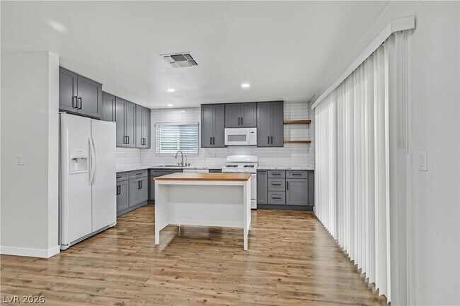 Building Photo - 592 Macbrey Dr