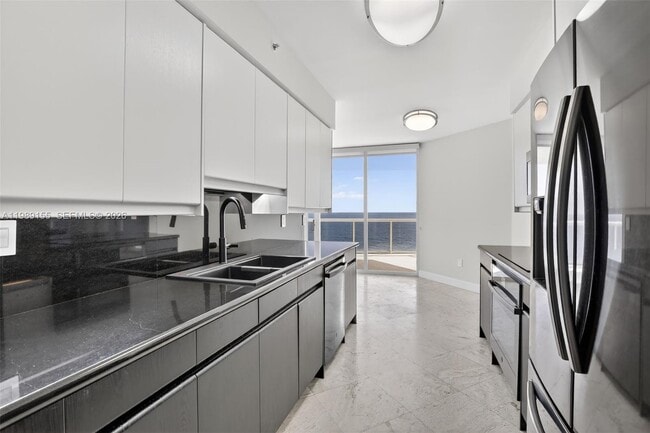 Building Photo - 18671 Collins Ave