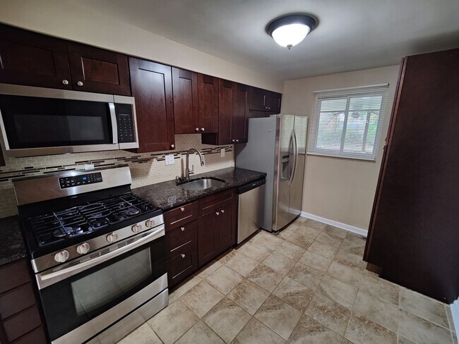 Building Photo - *Recently Updated 3BD/2BA Single Family Ho...