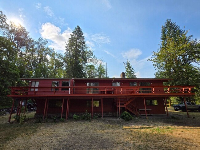 Building Photo - Riverfront Property 3 Bedroom 2 Bath in To...