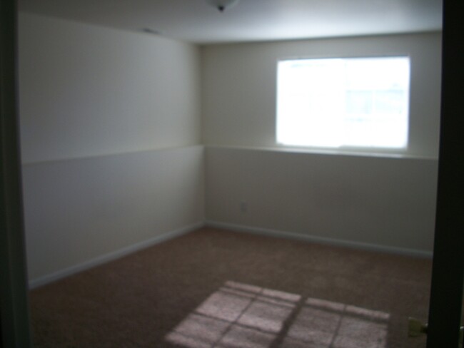Building Photo - 4 Bedroom, 3 Bathroom Spacious Duplex