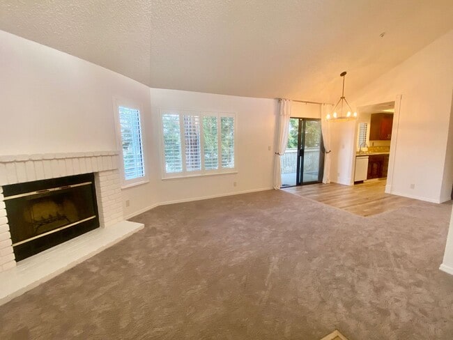 Building Photo - Pleasanton Townhouse, 2 Bed 2 Bath Upstairs End Unit, Private Patio, 2 parking spots, Close to do...