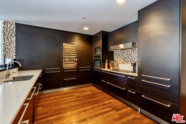 Building Photo - 6250 Hollywood Blvd