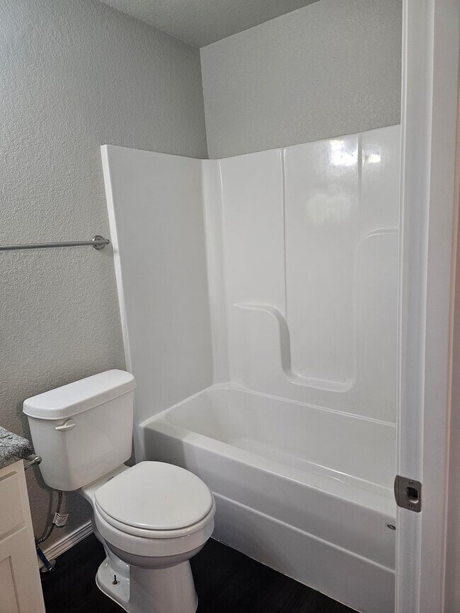 Building Photo - Beautiful New Townhomes in Alma! **MOVE IN...