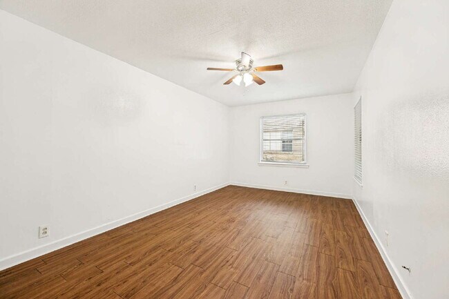 Building Photo - "Charming 1-Bedroom Retreat in Sherman - Your Perfect Urban Escape!"
