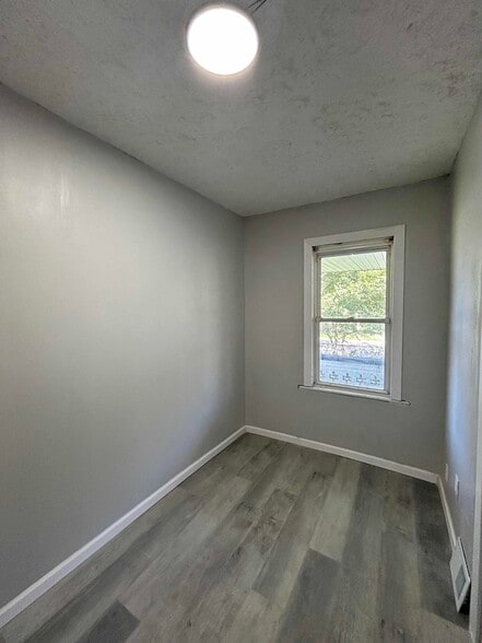 Building Photo - 1582 E 49th St