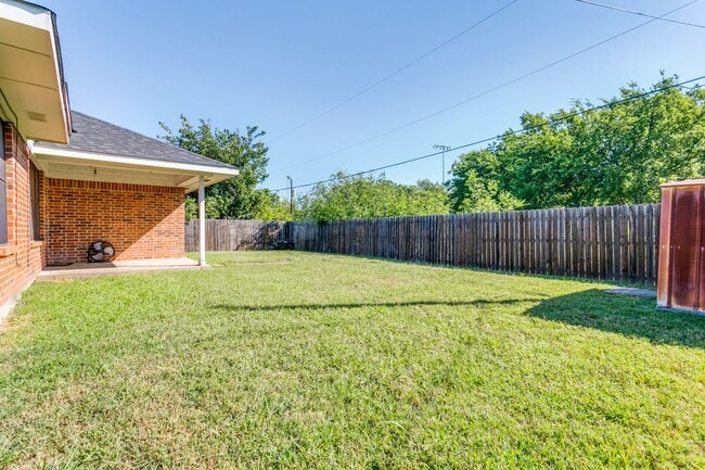 Building Photo - 215 Meadowbrook Ln